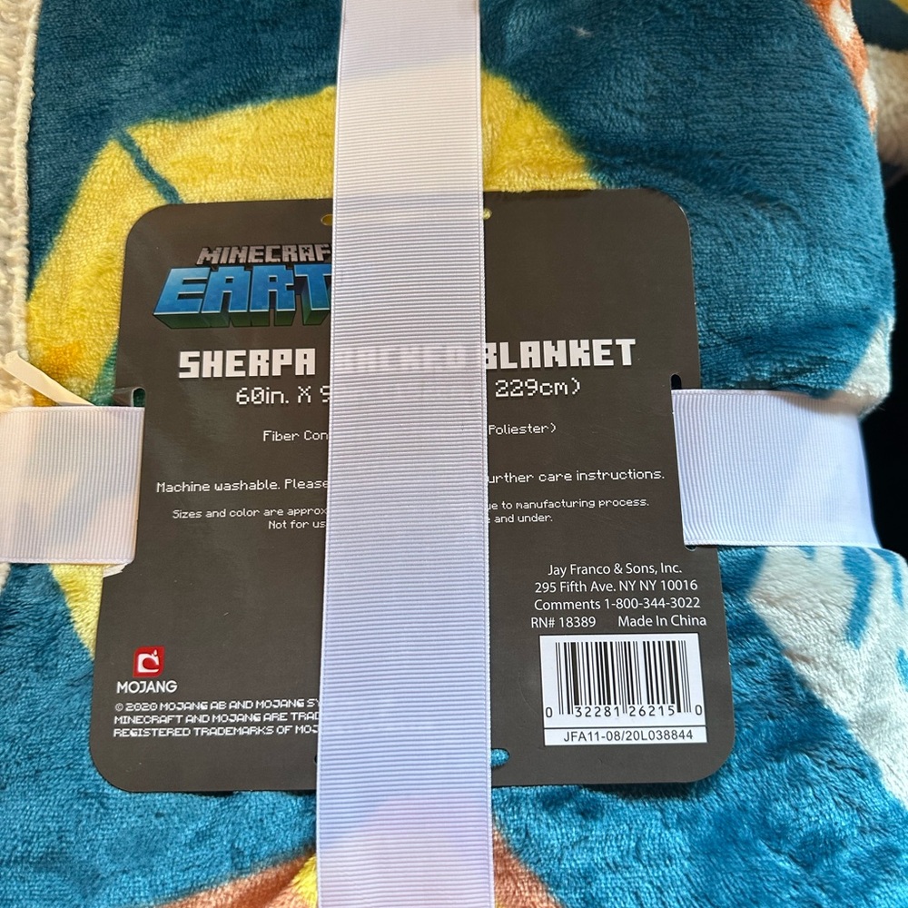 Minecraft Earth Sherpa Backed Blanket - Blue & Cream - Picture 2 of 3